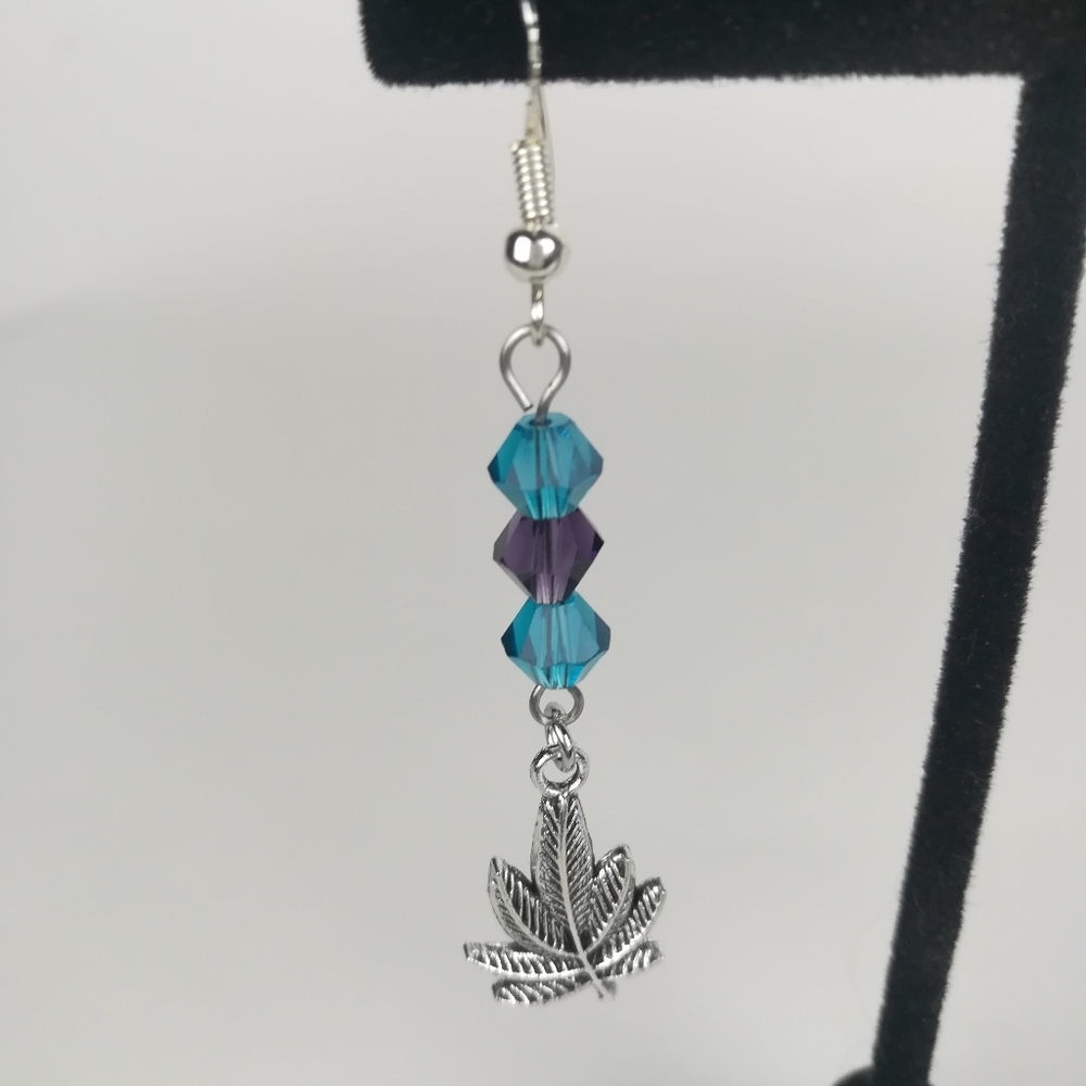 Simple cannabis leaf earrings blue-green & purple faceted glass beads - Picture 3 of 3